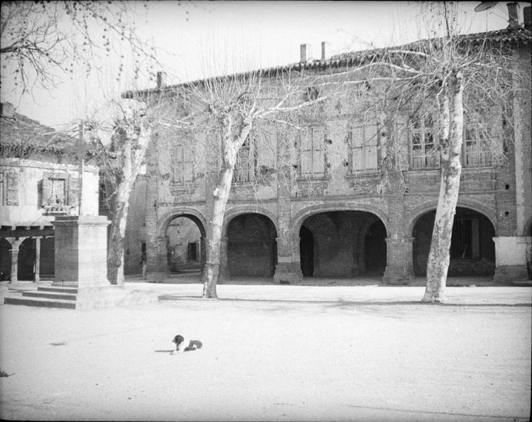 Façades à pans de bois avec passage à arcades sur place