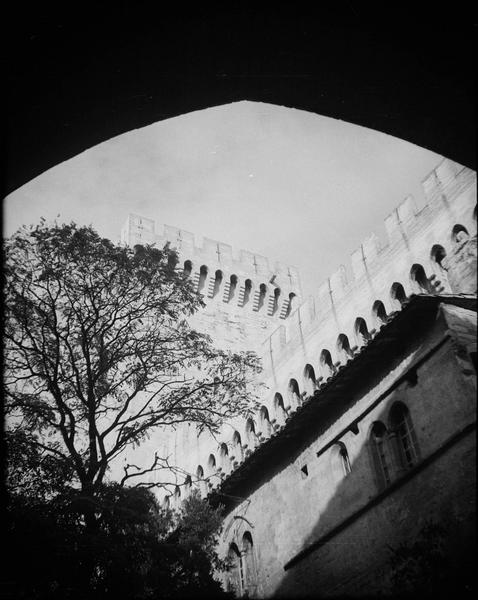 Tour de la Campane depuis la cour du cloître