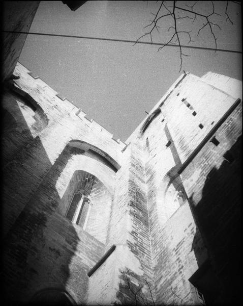 Jonction de la façade sud et de la tour Saint-Laurent, vue en contre-plongée