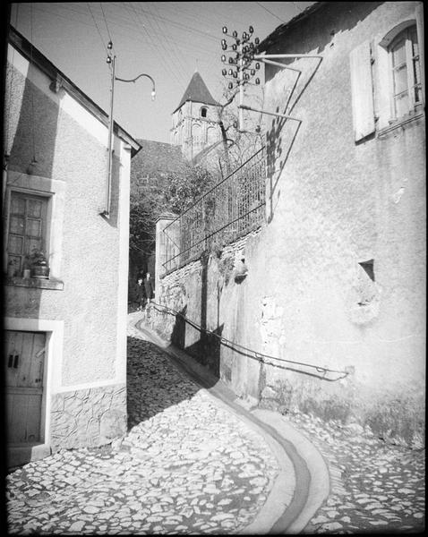 Clocher depuis une rue pavée