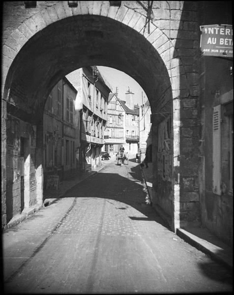 Façades sur rue animée depuis la porte d'Avallon ou Porte Peinte