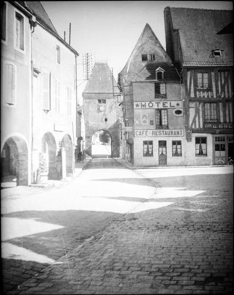 Façades à pans de bois sur place et porte d'Avallon ou Porte Peinte en arrière-plan