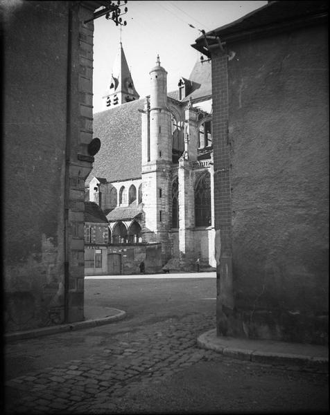 Façade sud et clocher, vue partielle depuis la rue de la Mairie