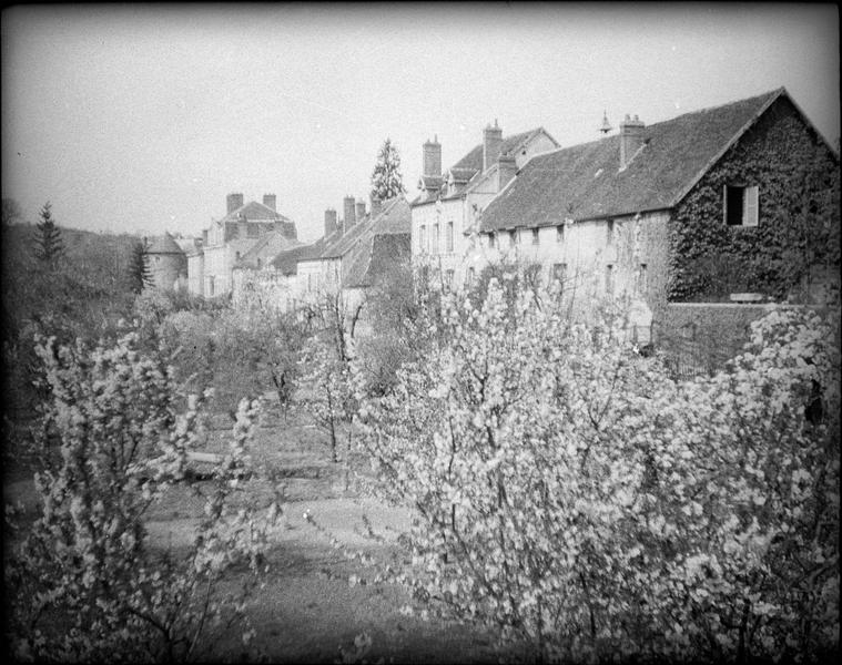 Anciennes douves aménagées en jardin