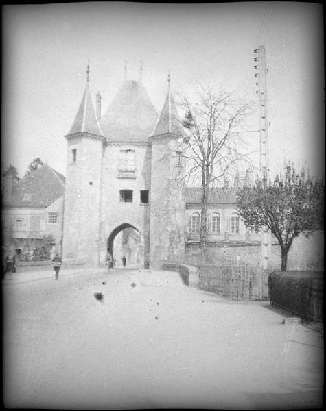 Ensemble sud sur rue animée