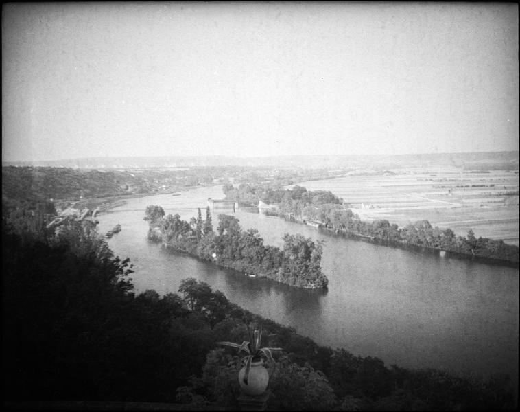 La Seine et l'île de la Sablonnière depuis la route de la corniche et barrage-écluse de Méricourt en arrière-plan