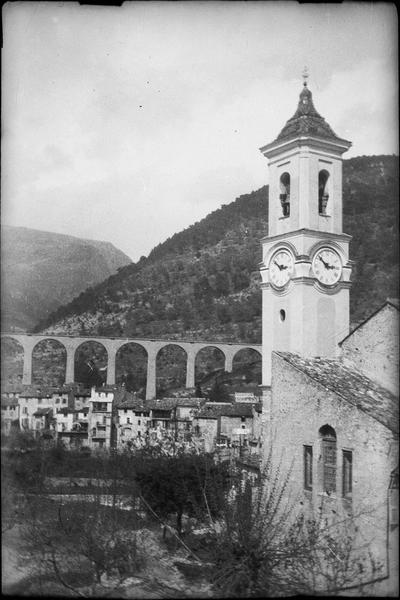 Façade et clocher, côté sud-ouest, et viaduc en arrière-plan