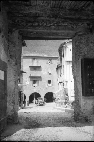 Façades à arcades depuis le passage sous la tour surmontant le vieux pont