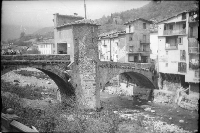 Pont en ruines (suite aux bombardements de la Seconde Guerre mondiale), côté sud, et maisons sur La Bévéra