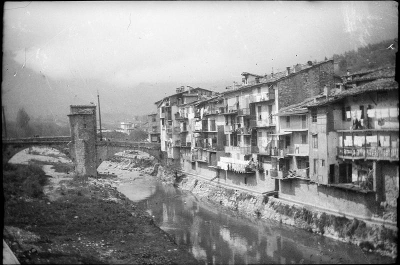 Pont en ruines (suite aux bombardements de la Seconde Guerre mondiale), côté est et maisons sur La Bévéra