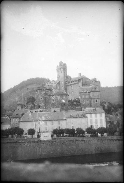 Ensemble sud-ouest et maisons en contrebas depuis le pont sur le Lot