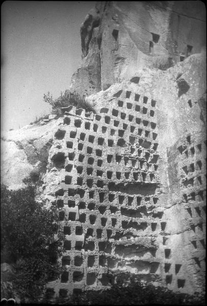 Pigeonnier troglodytique, paroi avec boulins