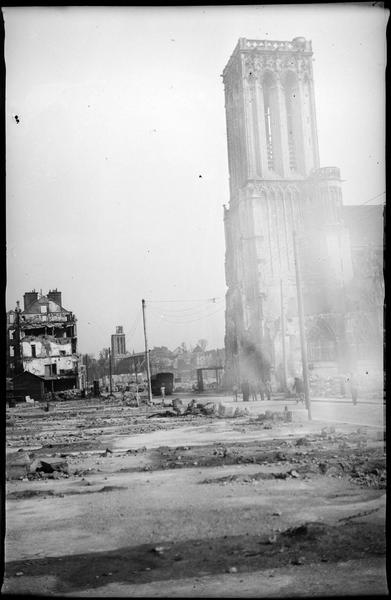 Clocher, côté sud sur rue en ruines