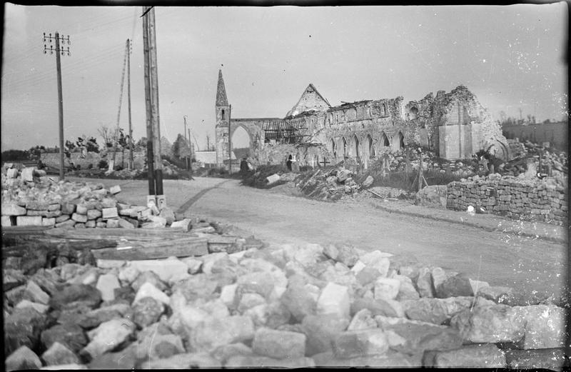 Ensemble nord-ouest en ruines (église bombardée le 15 juin 1944)