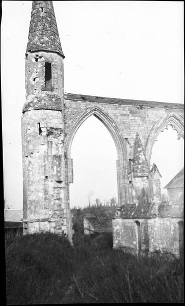 Arcades et clocheton, vestiges d'une ancienne chapelle, côté nord (église bombardée le 15 juin 1944)