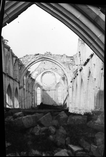 Intérieur : nef vers le choeur en ruines (église bombardée le 15 juin 1944)