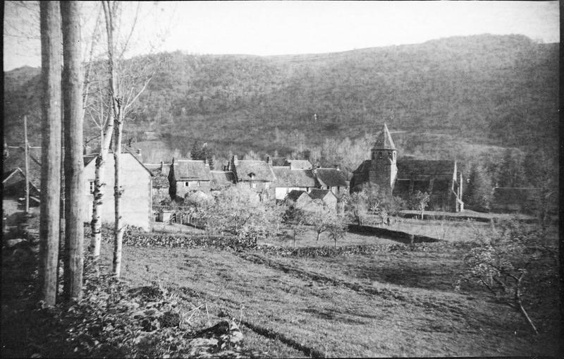 Ensemble sud et maisons aux alentours