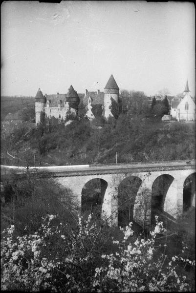 Ensemble est avec viaduc de la route de Montluçon au premier plan