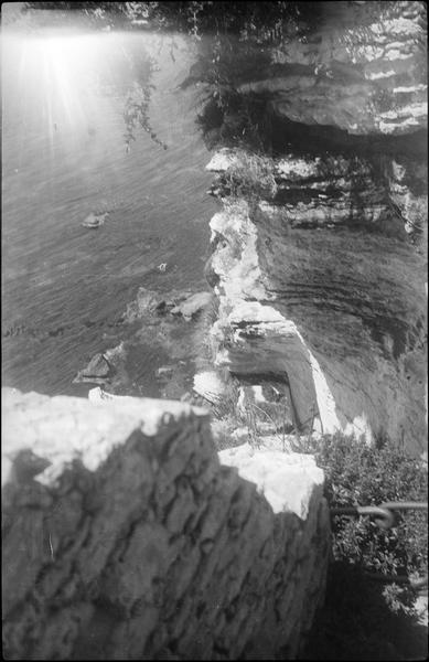 Escalier taillé dans la paroi rocheuse, vu en plongée