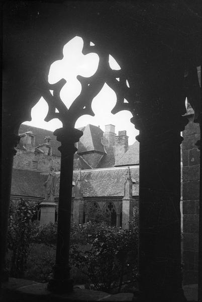 Cloître, intérieur : jardin intérieur depuis une arcade de la galerie