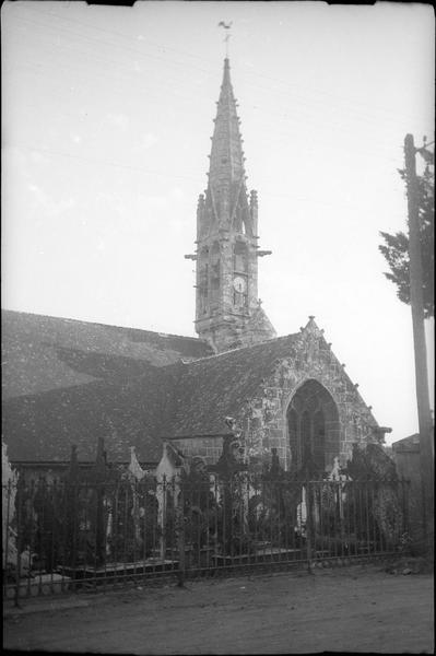 Transept nord, clocher et cimetière au premier plan