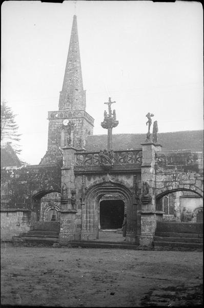 Clocher et porte triomphale du cimetière surmontée d'un calvaire, côté sud