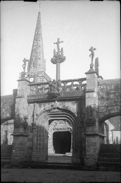 Clocher et porte triomphale du cimetière surmontée d'un calvaire, côté sud