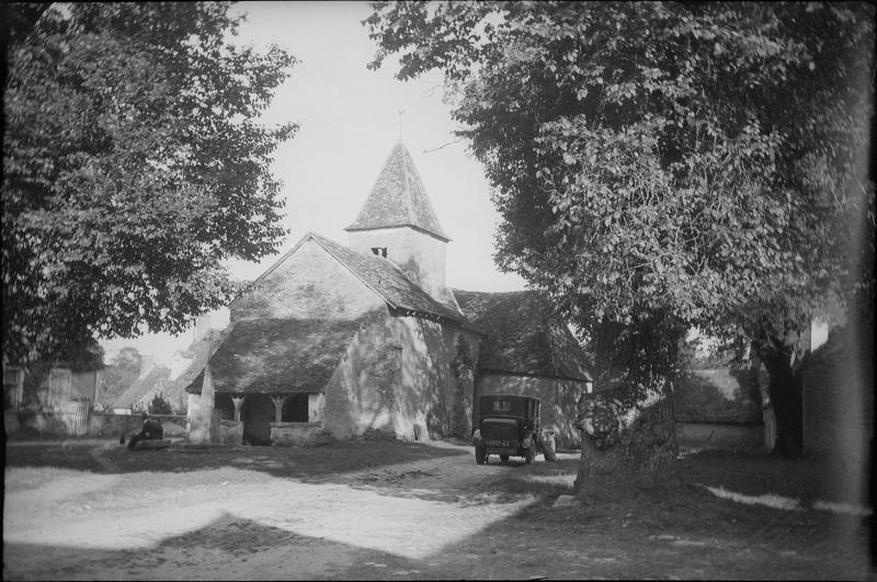 Ensemble sud-ouest et clocher, vue animée avec automobile