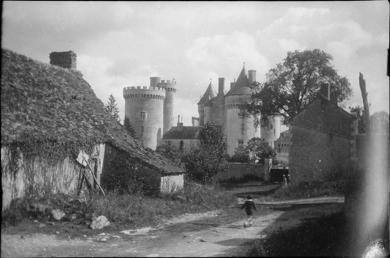 Ensemble sud depuis la rue du Rocher, vue animée avec enfant courant sur le chemin