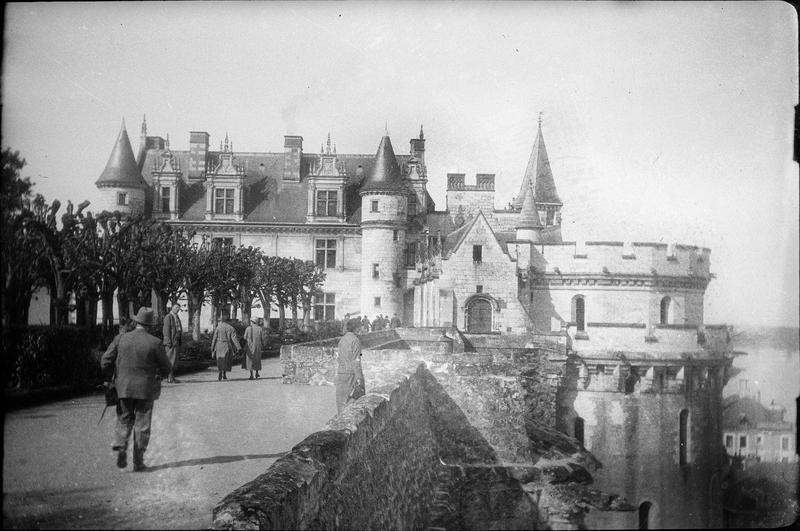 Façade est et tour des Minimes depuis le jardin animé