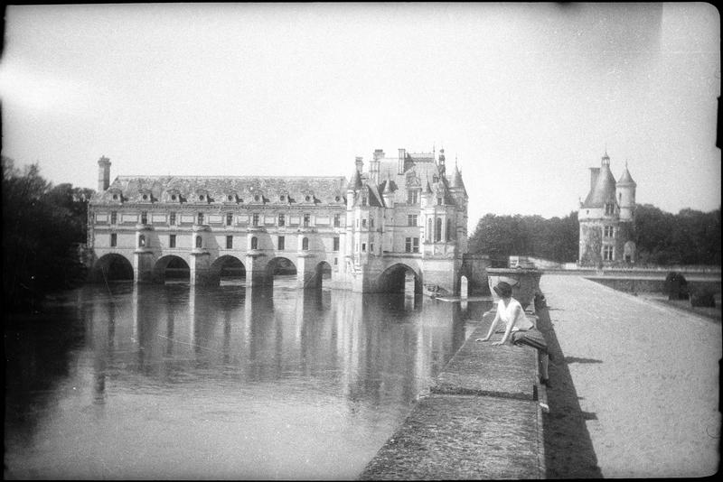 Ensemble est sur le Cher depuis le parc et femme assise au premier plan