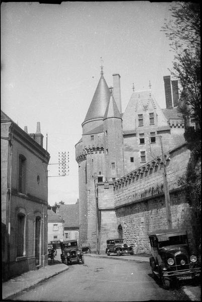 Ensemble ouest sur rue Foulques-Nerra animée avec automobiles