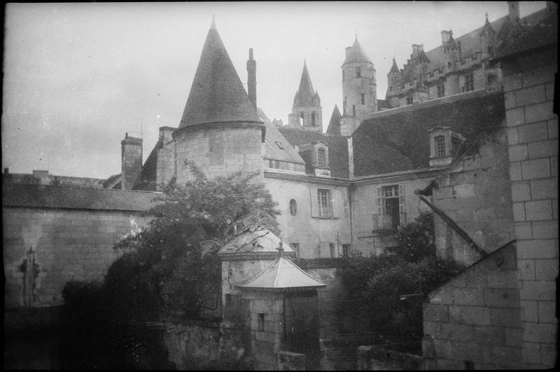 Logis royal : toit et tour d'Agnès Sorel côté est depuis la rue Saint-Ours