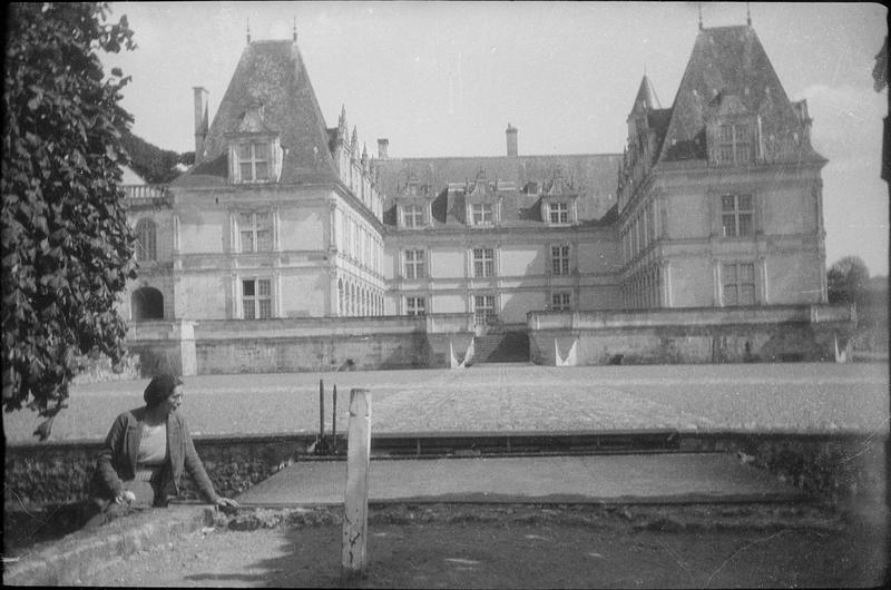 Façade nord, entrée du château et femme assise de profil au premier plan