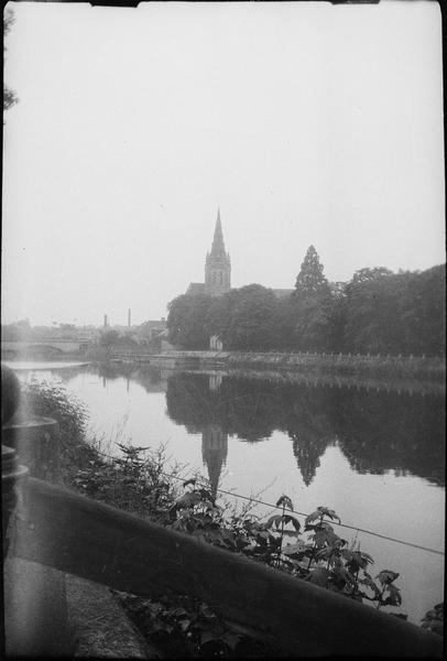 Clocher, côté ouest depuis le quai Paul-Boudet sur la Mayenne