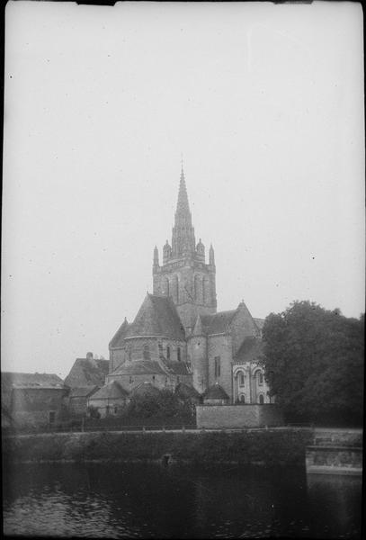 Ensemble nord et clocher, côté nord depuis le quai Paul-Boudet sur la Mayenne