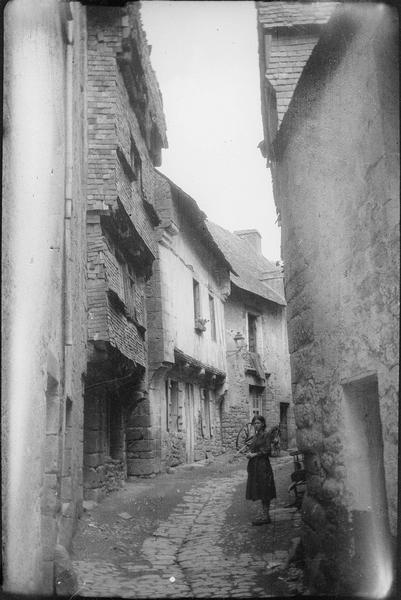 Façades sur rue et femme