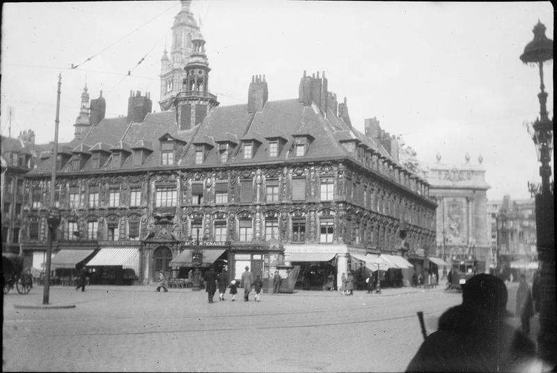 Ensemble sud sur place du Général-de-Gaulle animée et vue partielle de l'Opéra et du beffroi de l'actuelle Chambre de commerce en arrière-plan