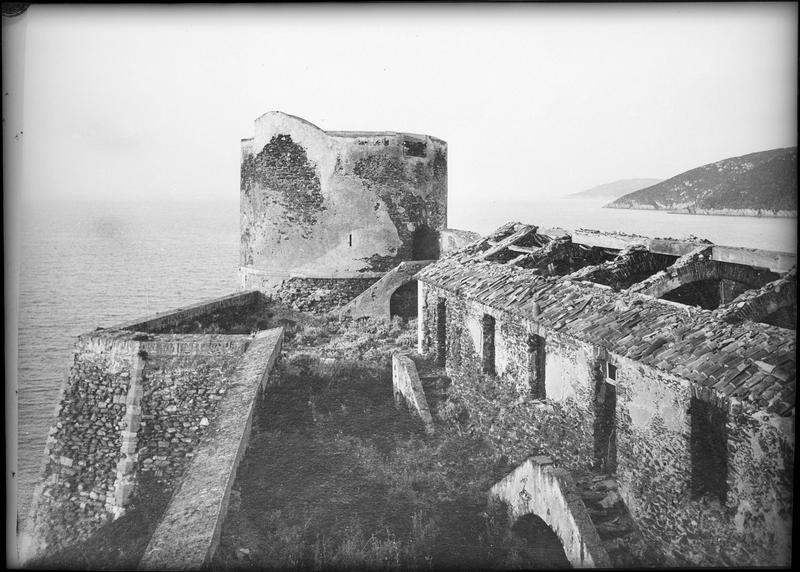 Tour de garde et caserne depuis les remparts, côté sud