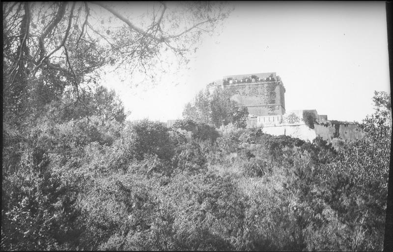 Enceinte fortifiée et tour, côté sud