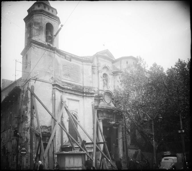 Façade est en cours de travaux avec étais en bois