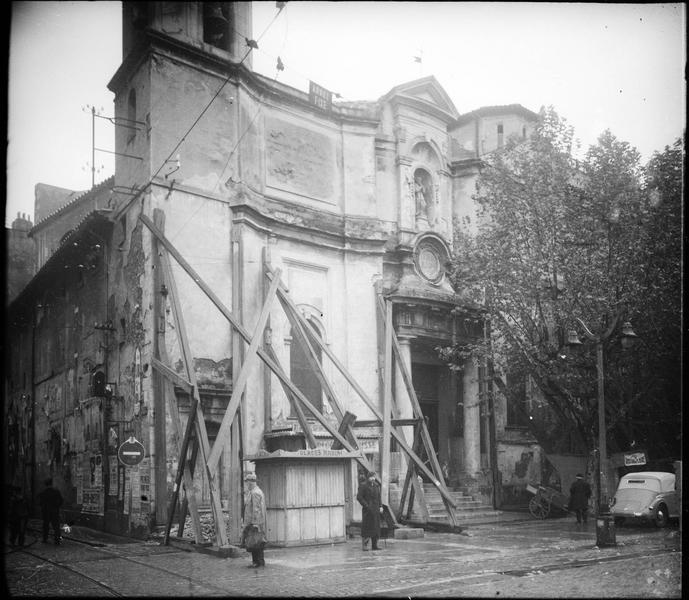 Façade est en cours de travaux avec étais en bois  sur place animée