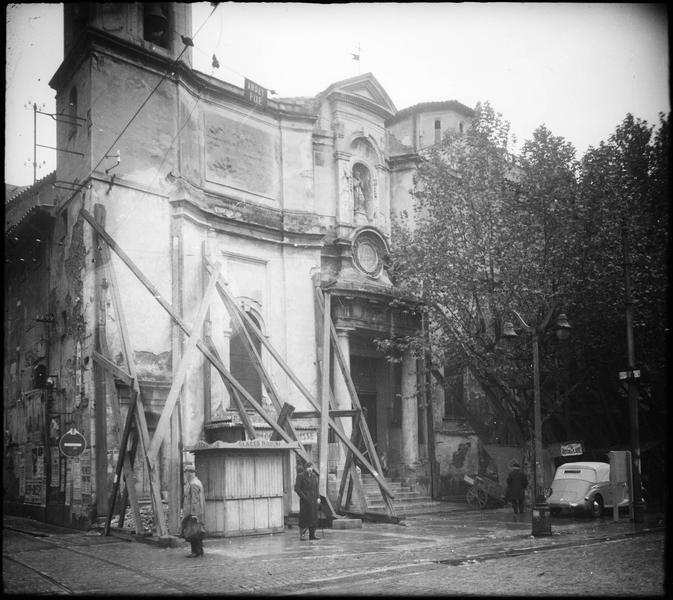 Façade est en cours de travaux avec étais en bois  sur place animée