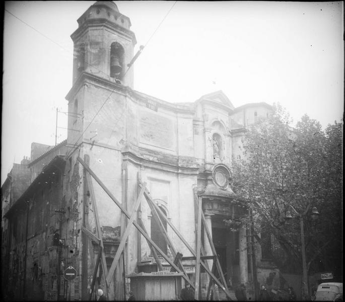 Façade est en cours de travaux avec étais en bois