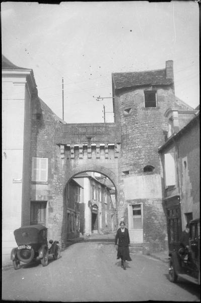 Ensemble ouest sur rue animée