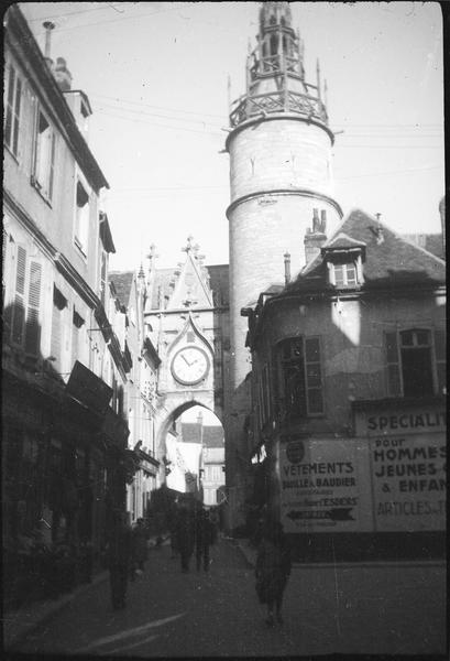 Ensemble nord sur rue animée