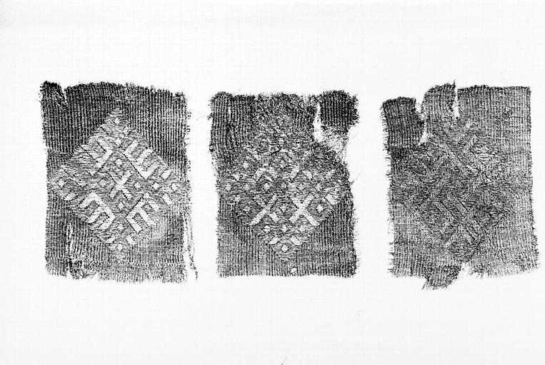 Fragments de tissus brodés, soie : dessins géométriques dans des losanges équilatéraux