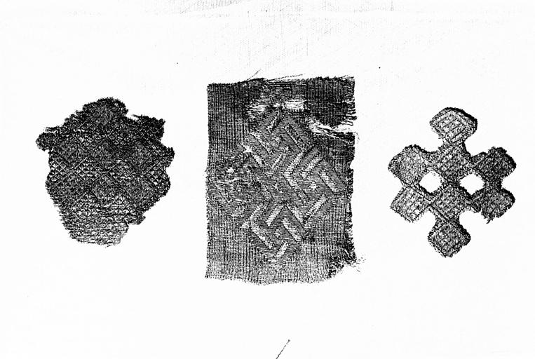 Fragments de tissus brodés, soie : dessins géométriques dans des losanges équilatéraux