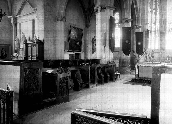 Intérieur, choeur vers le nord-est : stalles en bois sculpté