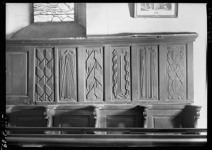 Panneaux enfoliés en bois sculpté dans les stalles de l'église